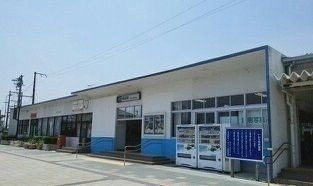 近くの駅まで1,800m（徒歩23分）
