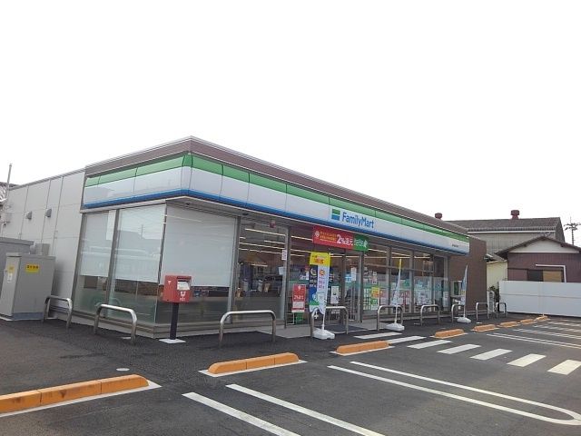 近くのファミリーマート栃木西水代店まで750m（徒歩10分）