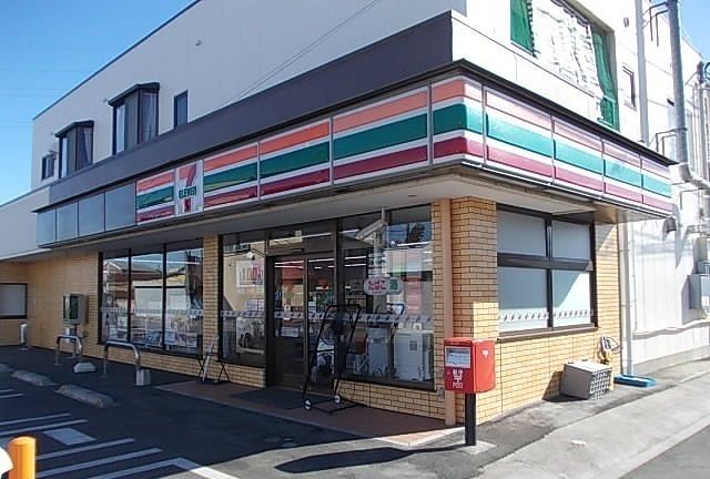 近くのセブンイレブン飯泉店まで180m（徒歩3分）