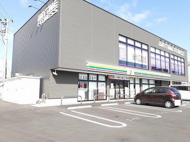 近くのコンビニまで290m（徒歩4分）