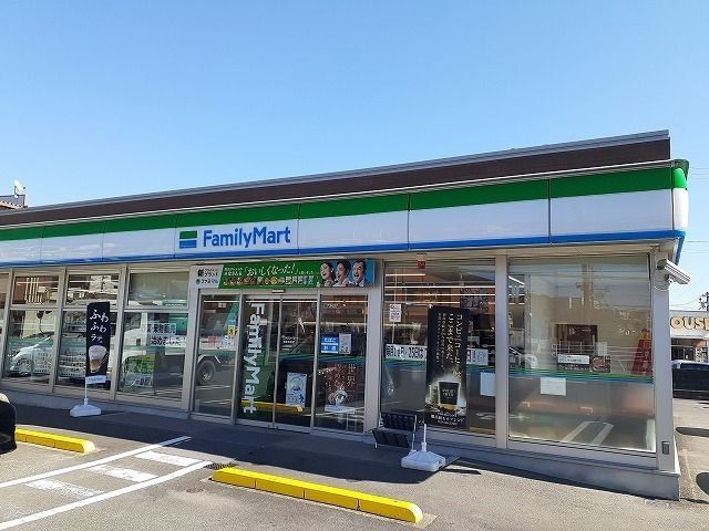 近くのファミリーマート清武加納店まで450m(徒歩6分)