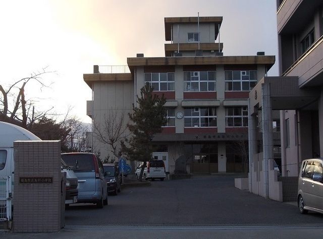 近くの福島市立鳥川小学校まで460m（徒歩6分）