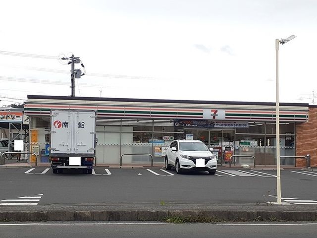 近くのセブンイレブン中郷4丁目店まで700m（徒歩9分）