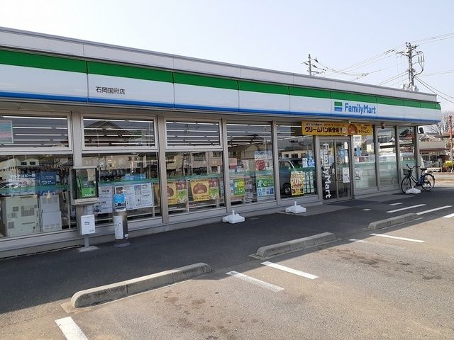 近くのファミリーマート石岡国府店まで129m（徒歩2分）