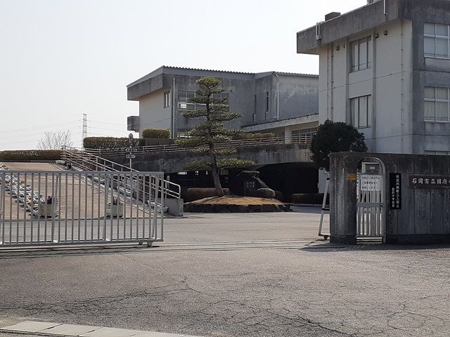 近くの石岡市立国府中学校まで658m（徒歩9分）