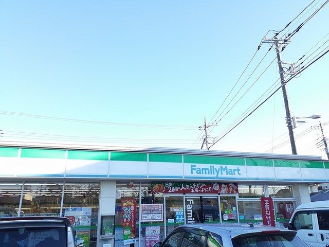 近くのファミリーマートまで367m（徒歩5分）