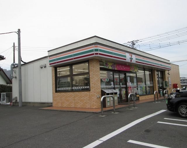 近くのコンビニまで600m（徒歩8分）