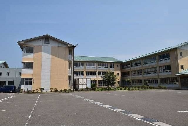 近くの糸魚川市立田沢小学校まで1,700m(徒歩22分)