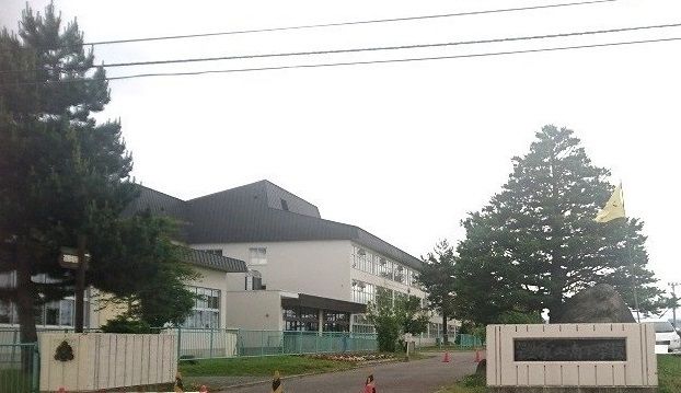 近くの旭川市立永山南小学校まで1,300m（徒歩17分）