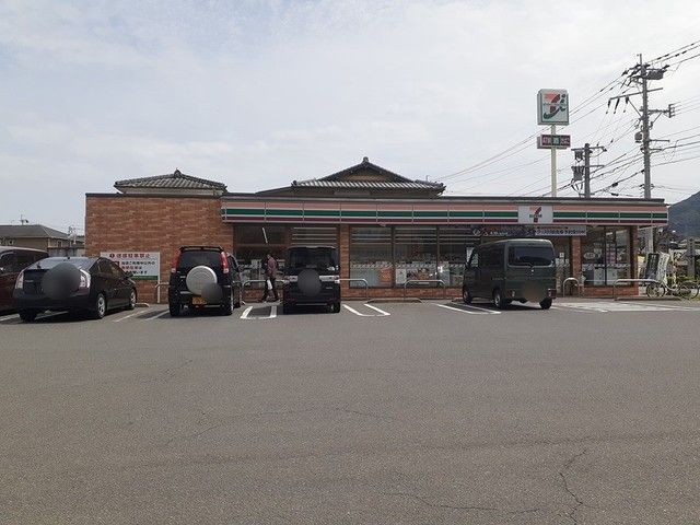 近くのコンビニまで513m（徒歩7分）