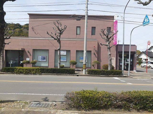 近くの銀行まで651m（徒歩9分）