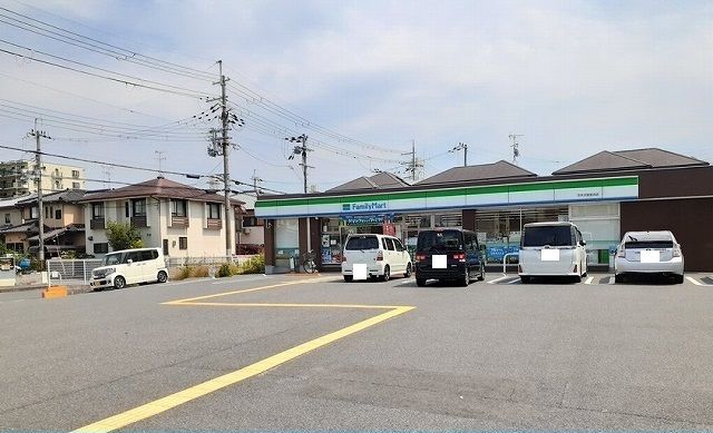 近くのファミリーマート様まで300m（徒歩4分）