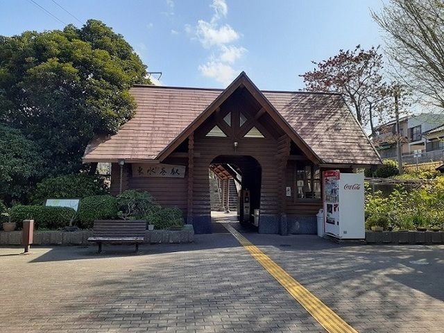 近くのJR東水巻駅まで1,600m（徒歩20分）