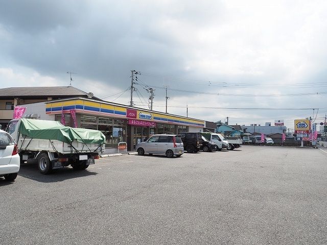 近くのコンビニまで700m（徒歩9分）