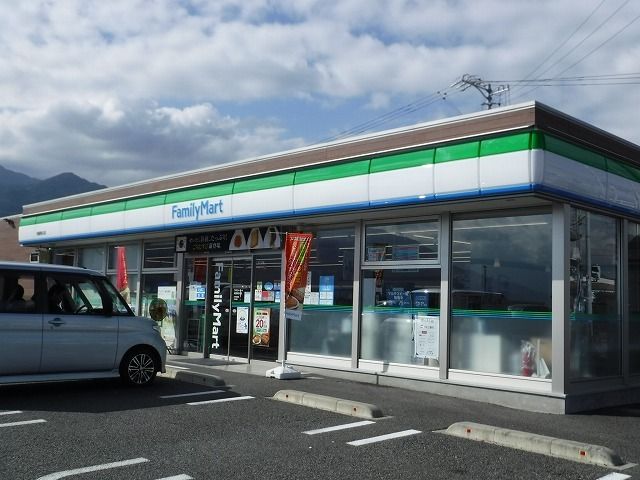 近くのファミリーマート　安曇野松川店まで800m（徒歩10分）