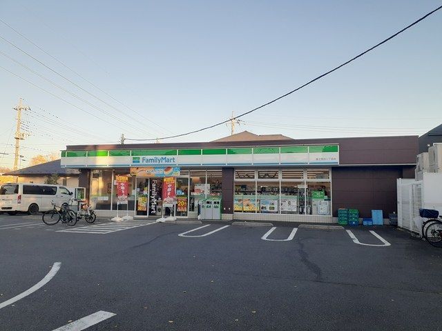 近くのコンビニまで611m（徒歩8分）