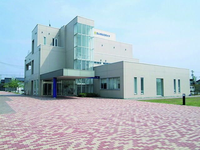 近くの富山福祉短期大学まで1,400m(徒歩18分)