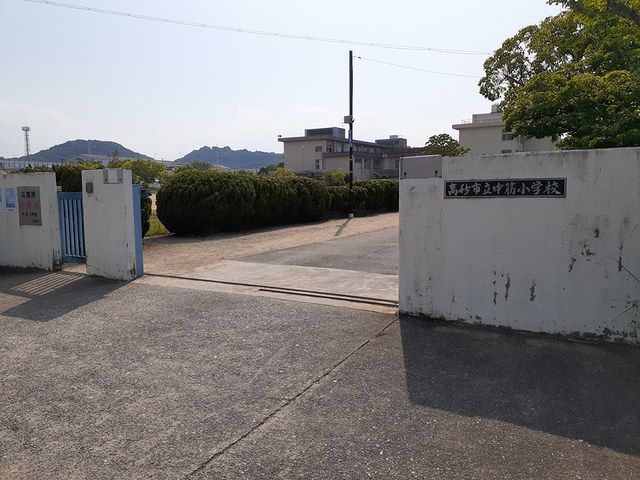 近くの高砂市立中筋小学校まで443m（徒歩6分）