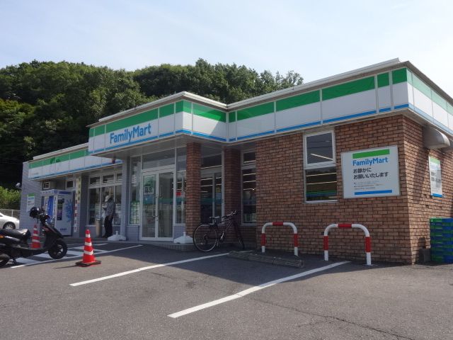 近くのファミリーマートまで650m（徒歩9分）
