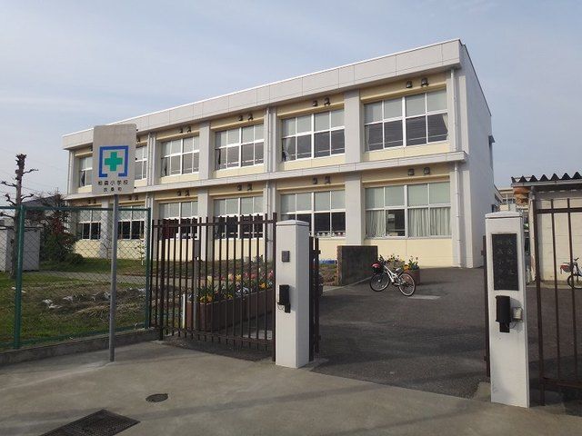 近くの小学校まで550m（徒歩7分）