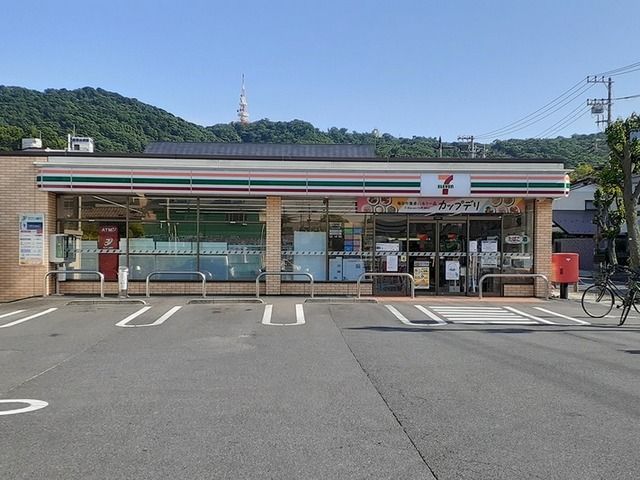 近くのセブンイレブンまで170m（徒歩3分）