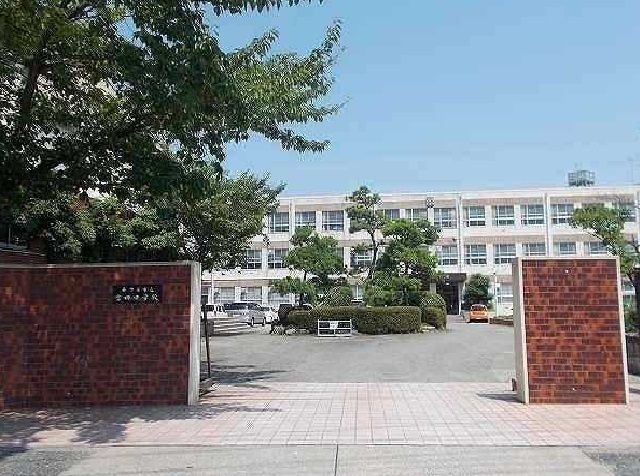 近くの富田中学校まで200m（徒歩3分）