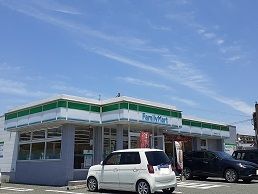 近くのファミリーマート鶴羽田店まで2,500m（徒歩32分）