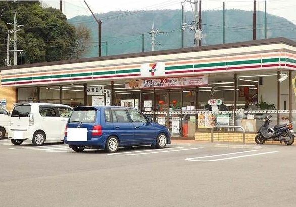 近くのコンビニまで400m（徒歩5分）