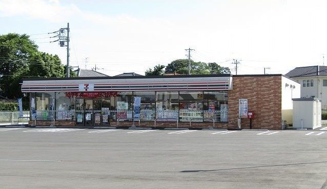 近くのコンビニまで600m（徒歩8分）