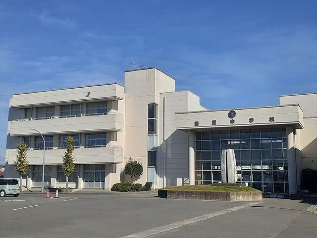 近くの登米市立豊里小中学校まで1,200m(徒歩15分)