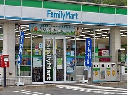 近くのファミマ本部山川店まで400m(徒歩5分)