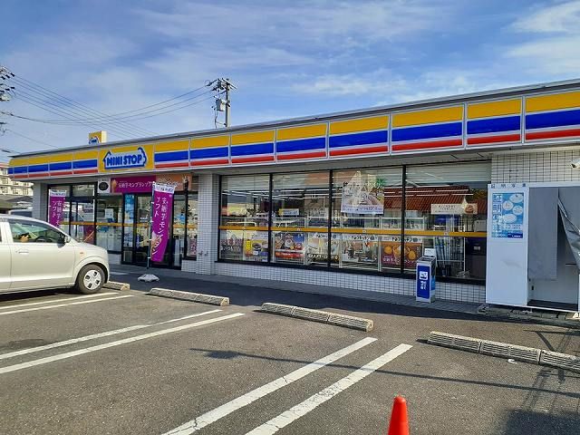 近くのミニストップ　日下部店まで400m（徒歩5分）