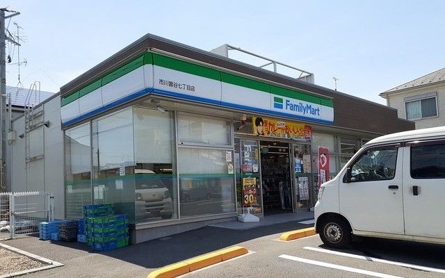 近くのファミリーマート曽谷七丁目店まで400m（徒歩5分）