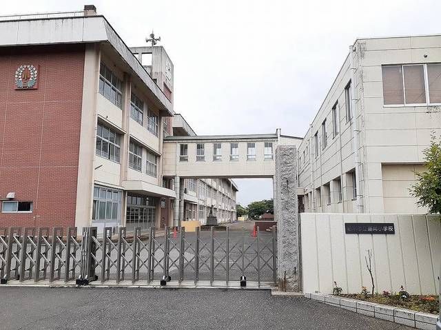 近くの栃木市立藤岡小学校まで1,200m（徒歩15分）