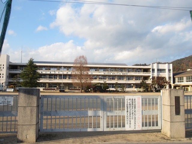 近くの矢掛小学校まで1,200m（徒歩15分）