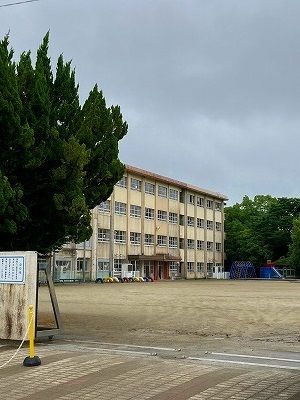 近くの桜ヶ丘西小学校まで900m(徒歩12分)