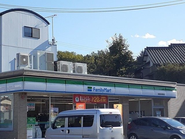 近くのファミリーマートまで619m(徒歩8分)