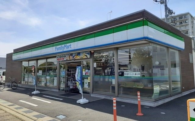 近くのファミリーマートまで450m(徒歩6分)