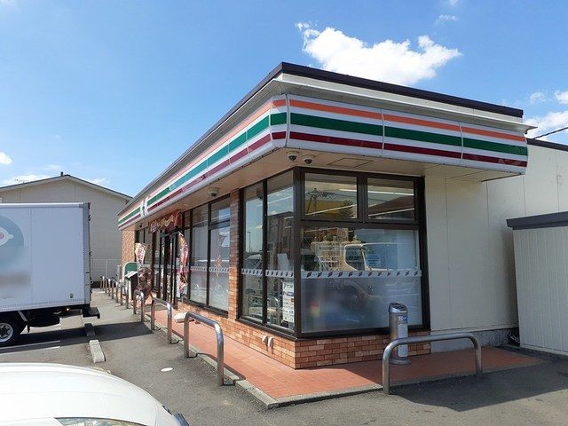 近くのコンビニまで224m（徒歩3分）