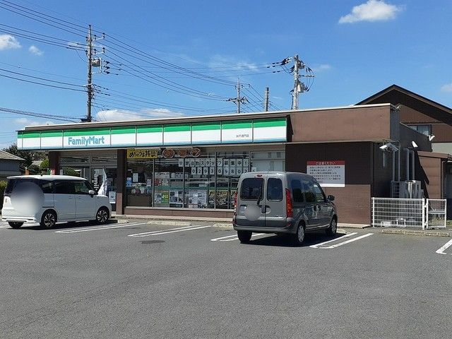 近くのコンビニまで738m（徒歩10分）