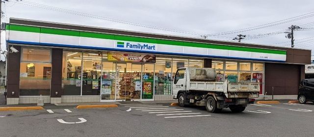 近くのコンビニまで270m（徒歩4分）