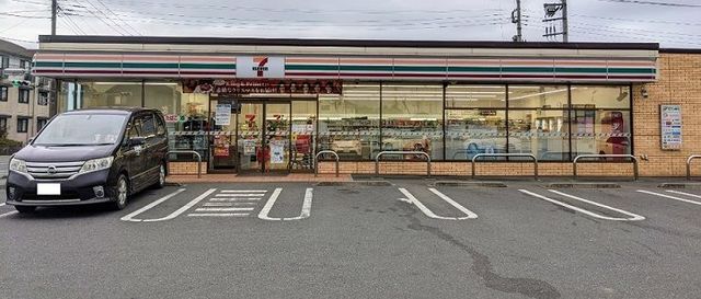 近くのコンビニまで600m（徒歩8分）
