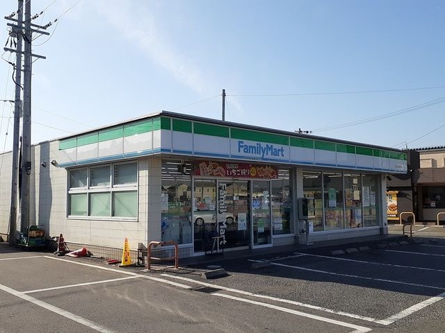 近くのファミマ八日市春日店様まで340m（徒歩5分）