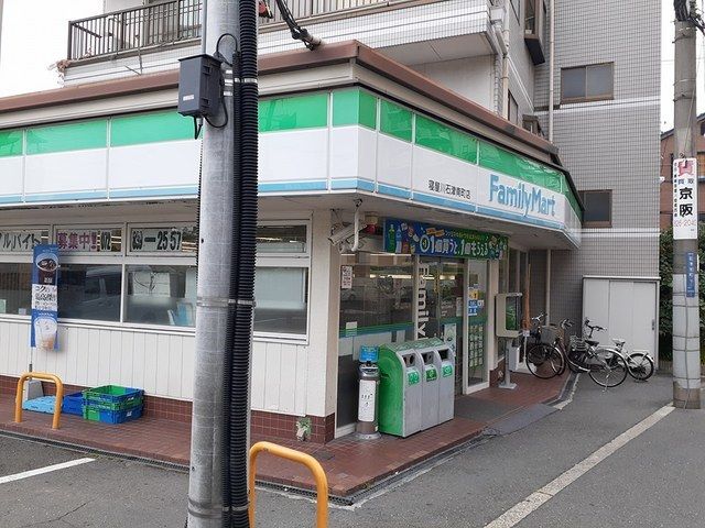 近くのファミリーマート石津南町店様まで500m（徒歩7分）