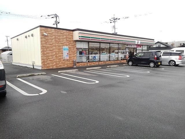 近くのコンビニまで550m（徒歩7分）