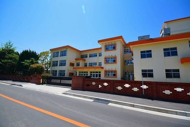 近くの築上町立 築城小学校まで700m(徒歩9分)