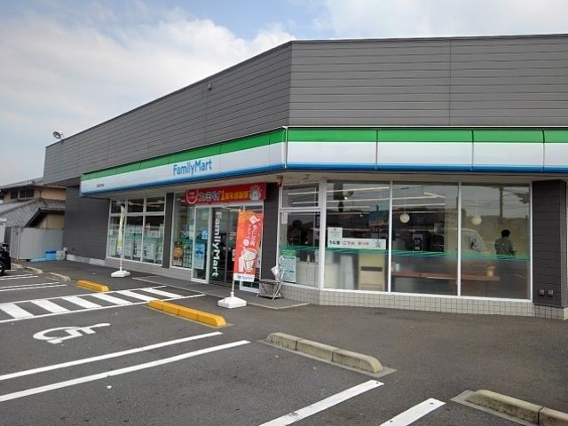 近くのファミリーマート新居浜中村店まで850m(徒歩11分)