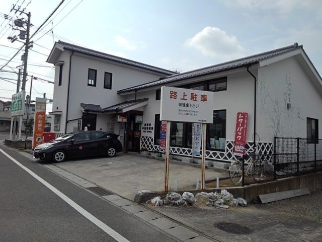 近くの新居浜中村郵便局まで750m(徒歩10分)