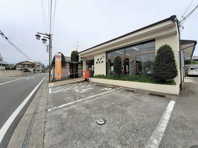 近くの強戸郵便局まで400m（徒歩5分）
