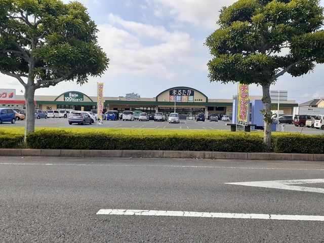 近くのまるたか生鮮市場富の原店まで1,565m（徒歩20分）